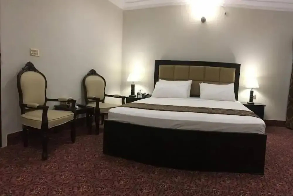 Royal Continental Hotel — фото