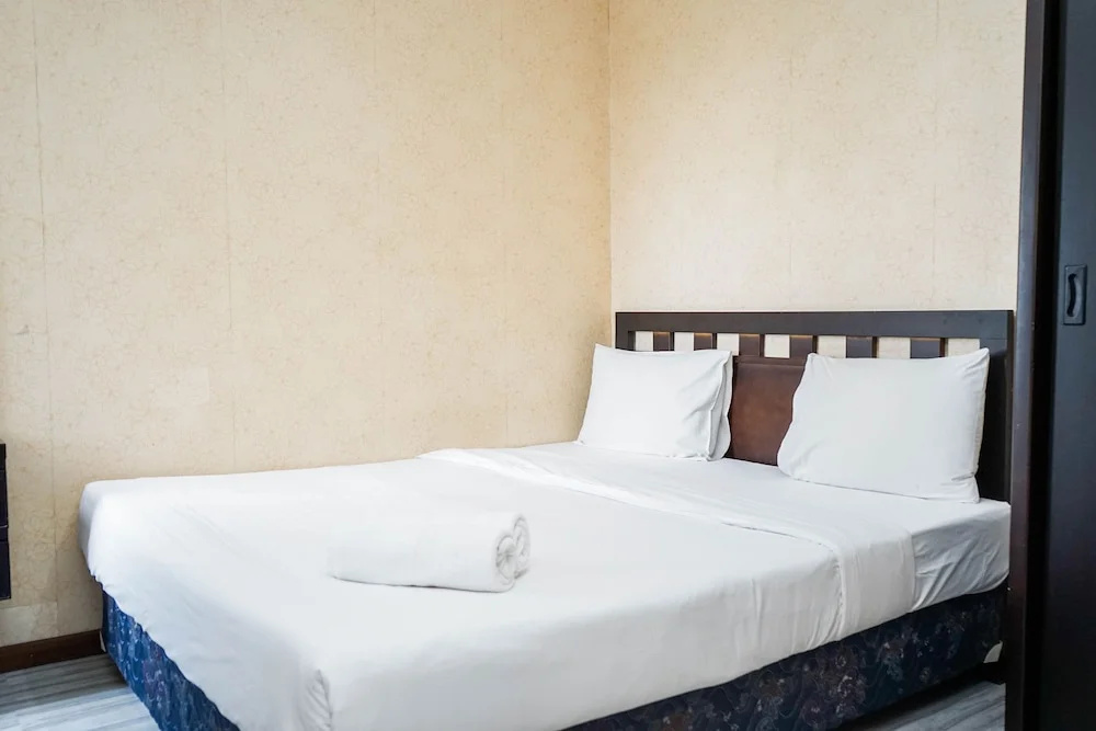 Fully Furnished 2BR Great Western Apartment near Shopping Mall
