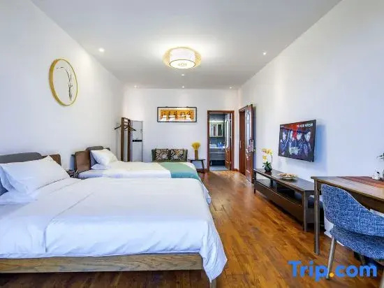 Business Quadruple room with garden view (2 full double beds)