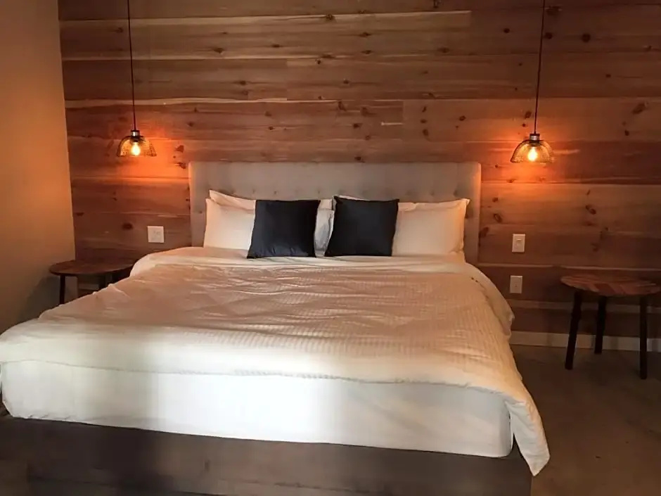 Double Suite (full double bed)