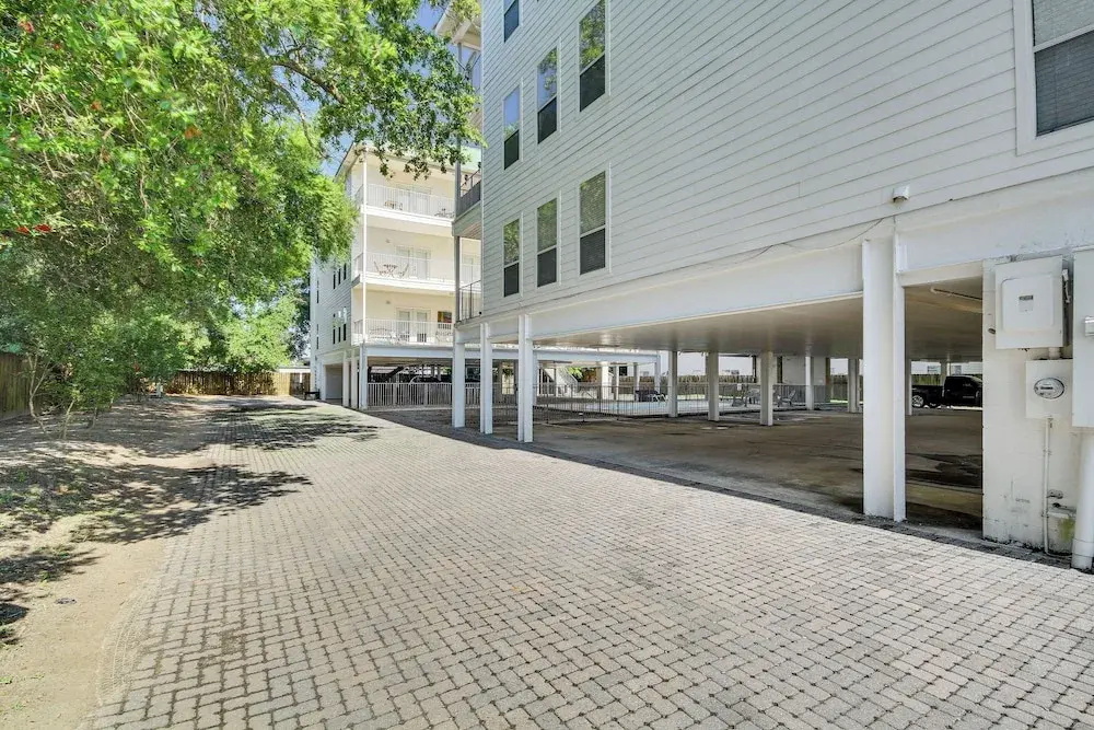 Bright Biloxi Condo: Walk to the Beach!