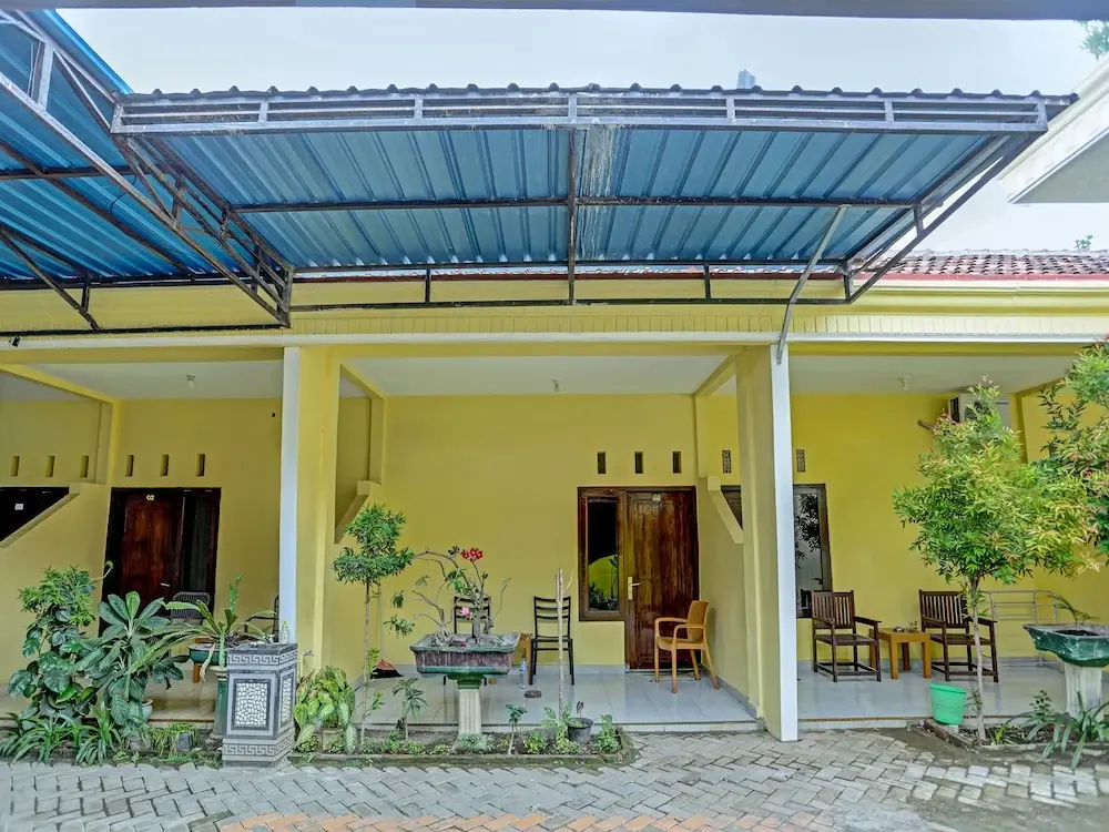 Puri Amalia by OYO Rooms