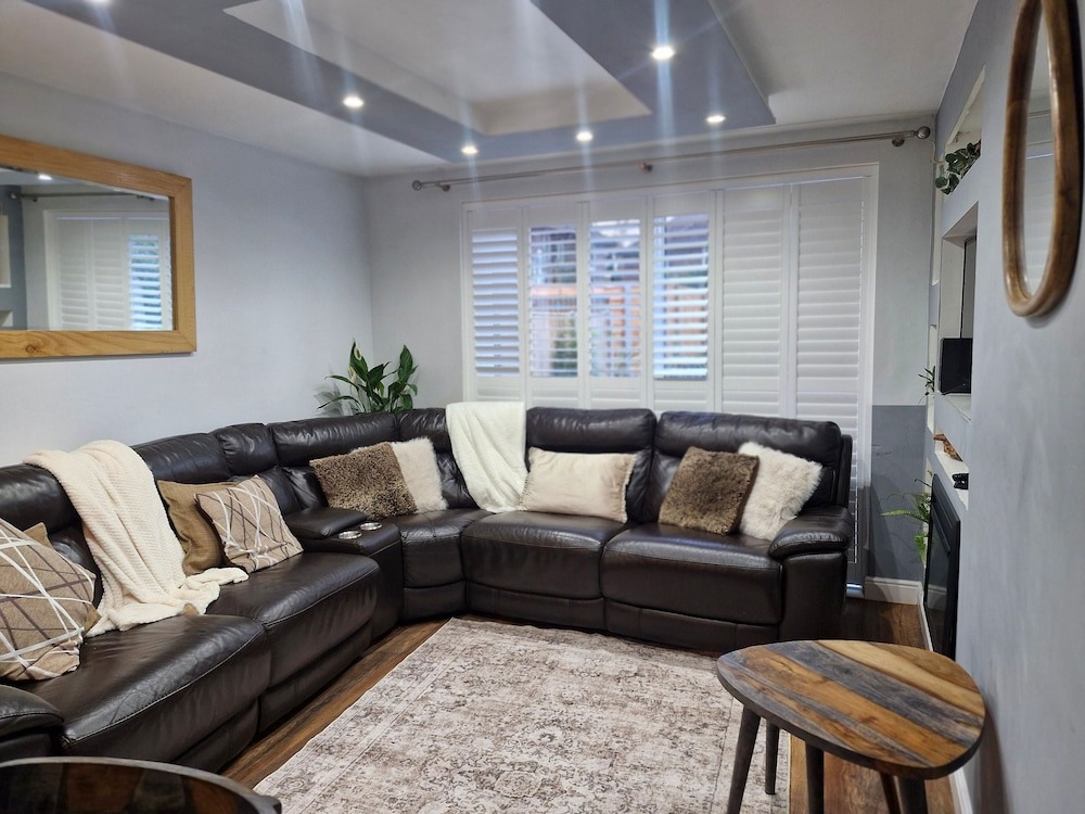 3 bed House, Sleeps 5, Near Airport and Town, Outside Parking Free