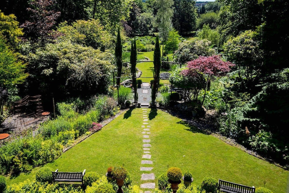 The Cors Country House