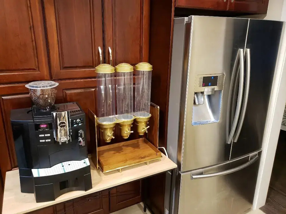 LUXE Retreat at 8050 Kaymar Dr. - фото 23