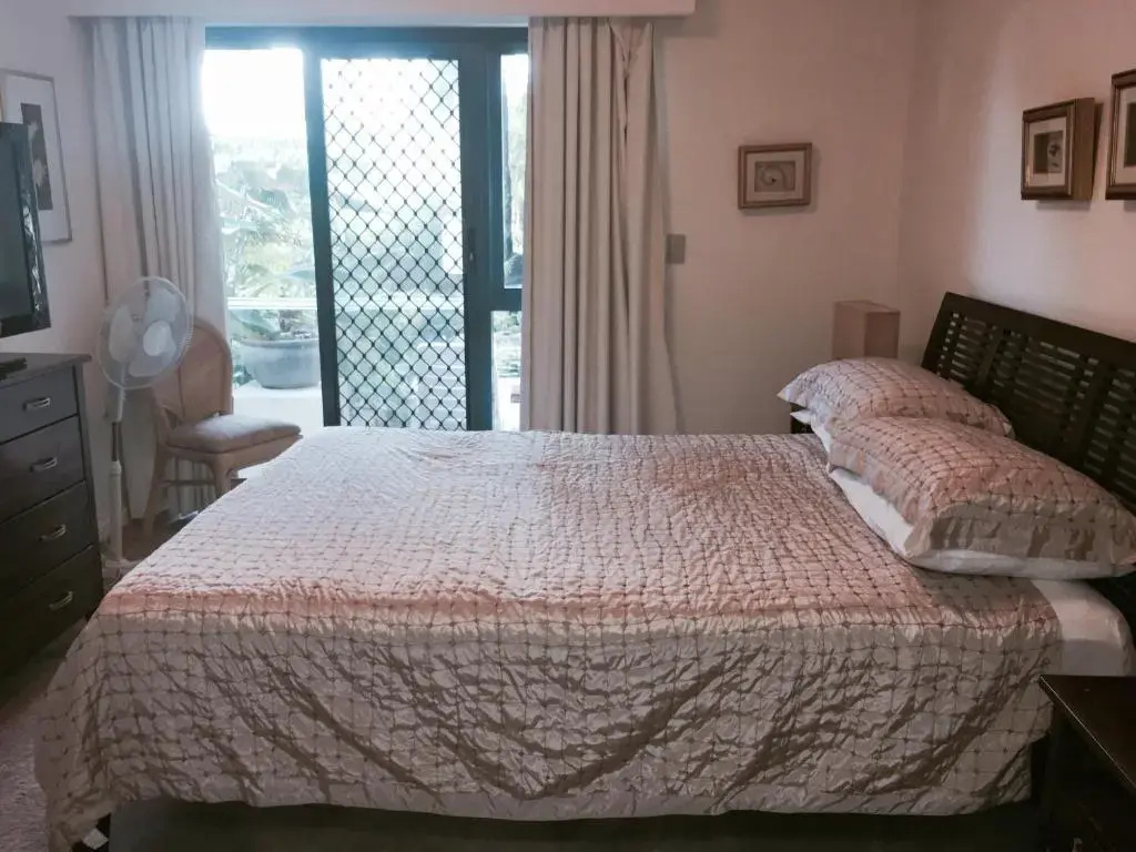2 Bedrooms Basement Apartment with garden view