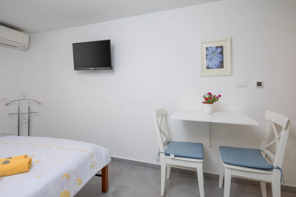 Split Center Suites — 3