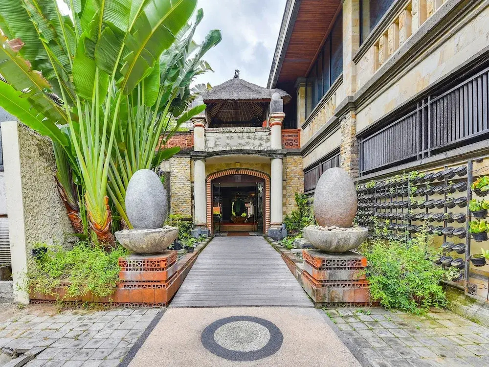 Super OYO Townhouse Oak Maxi Hotel Legian — фото