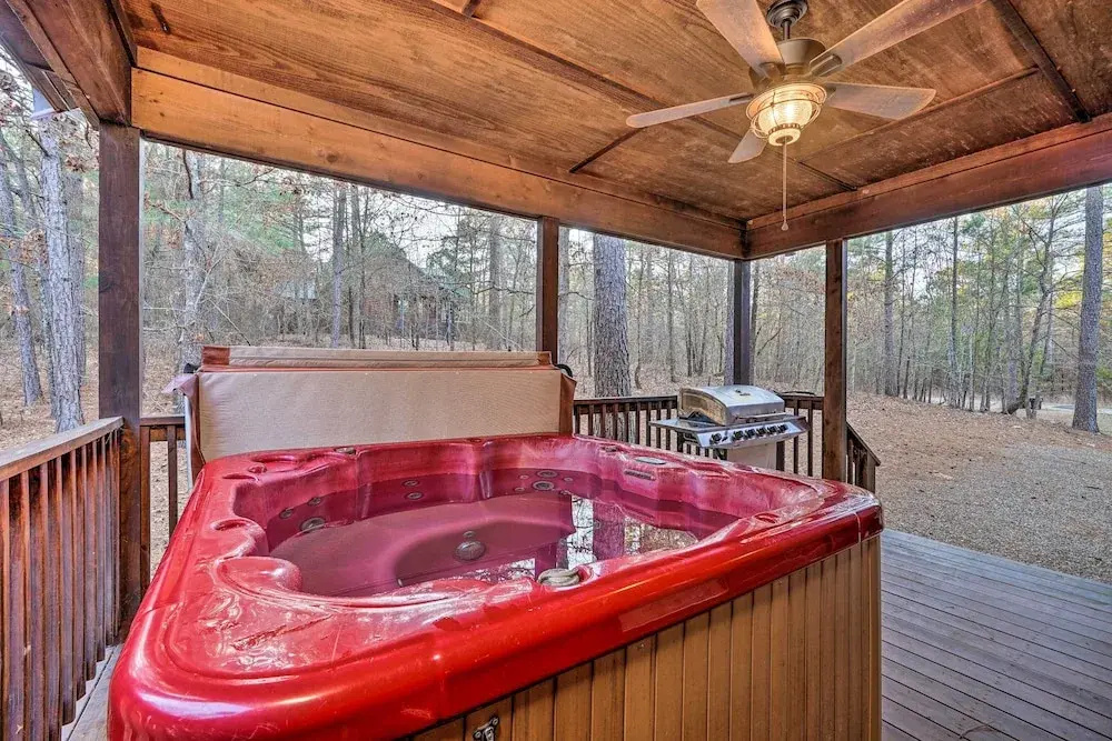 Broken Bow Cabin w/ Deck, Hot Tub & Fire Pit!
