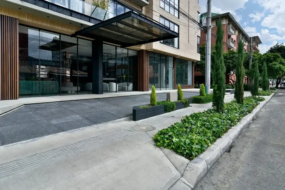 w Stunning 1BR w/ Radiant Deco in Unicentro