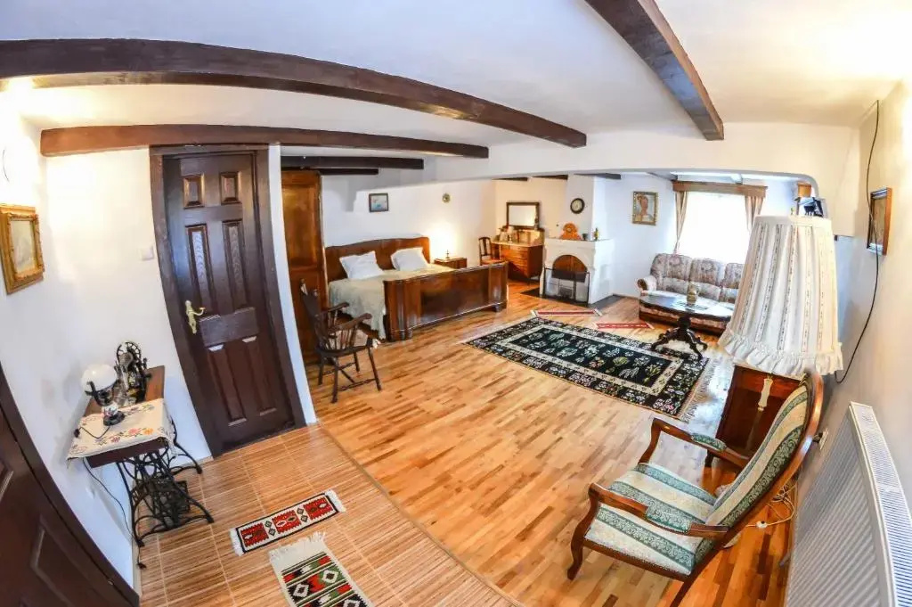 Classic Double room with balcony (full double bed)