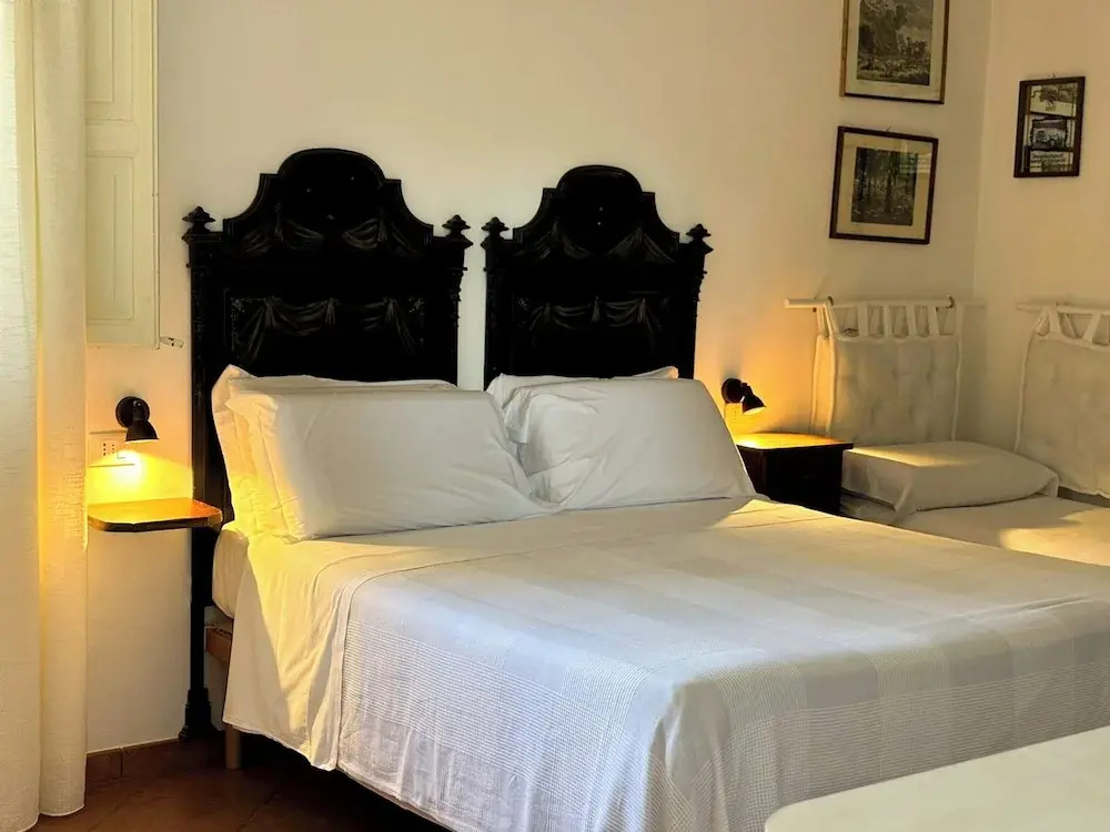 Standard Triple room with courtyard view