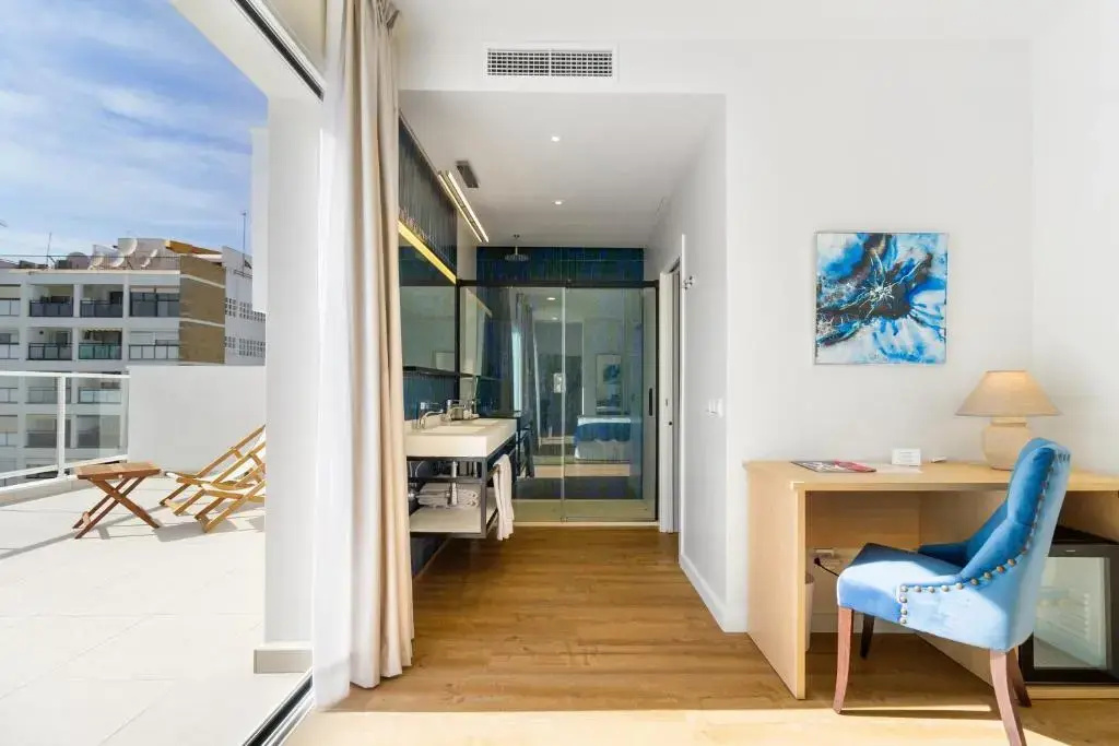 Deluxe Double room with sea view (full double bed)