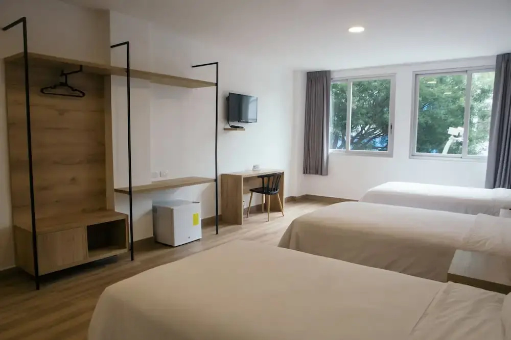 Deluxe Triple room with city view