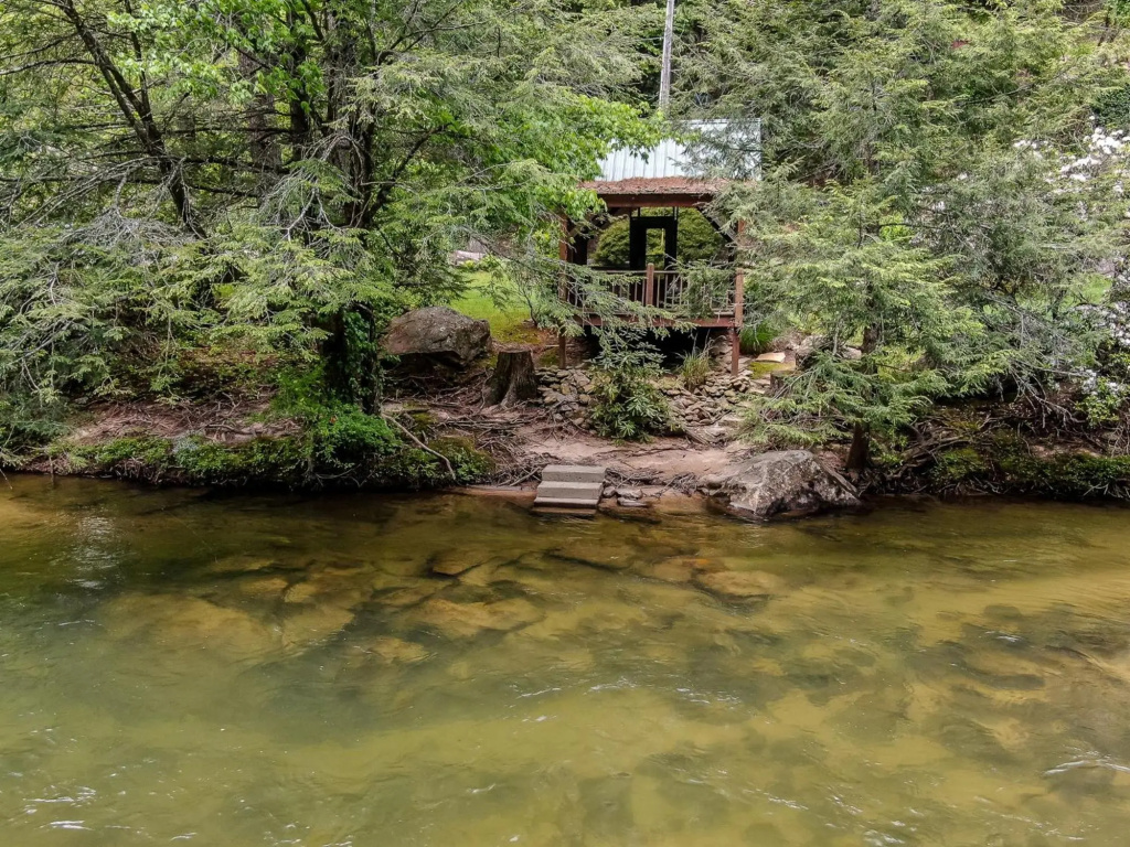 PICK's RIVERSIDE RETREAT