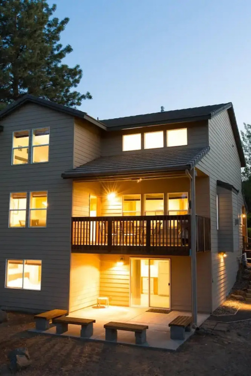 Коттедж с 4 комнатами в Quiet River   *30 Day Minimum 4 Bedroom Townhouse by RedAwning