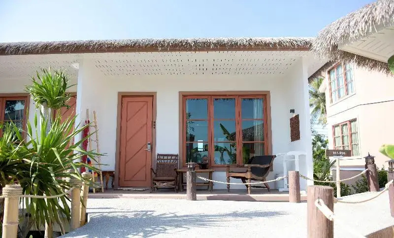 Deluxe Double room with pool view (full double bed)