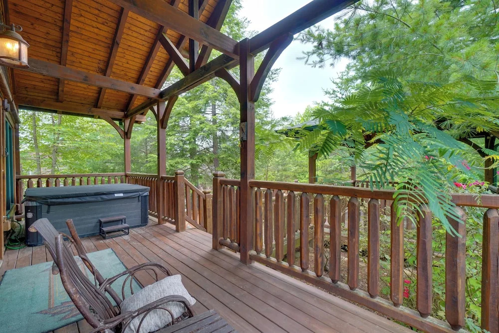 Cabin w/ Hot Tub & Deck, Near Smoky Mtn Trails!