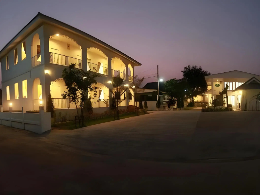Banlomnow Hotel