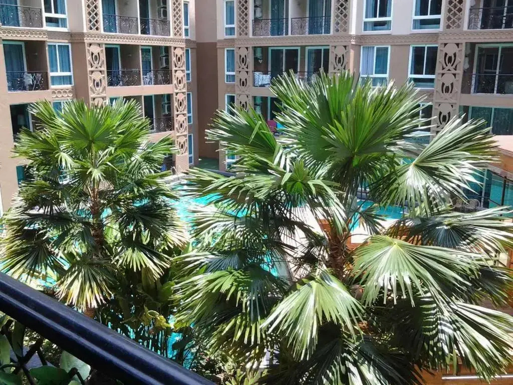 Apartment with pool view