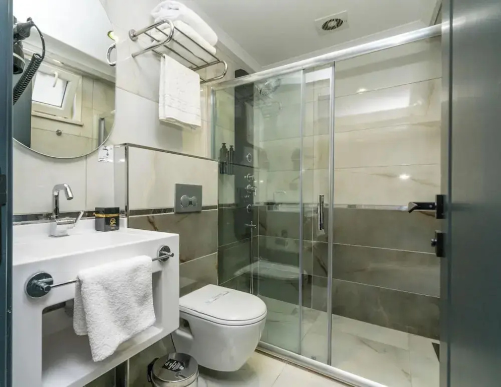 Standard Double room with city view (full double bed)