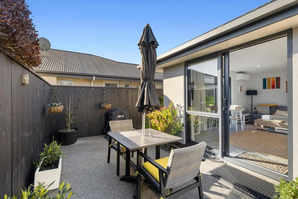 Brand New Apartment a Few Minute's Walk from Town