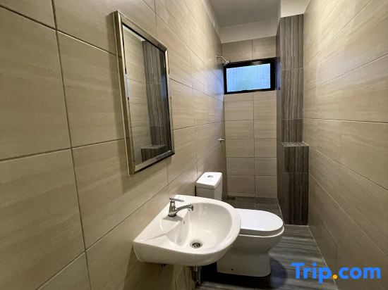 5 Bedrooms Residential Home With Free Wifi