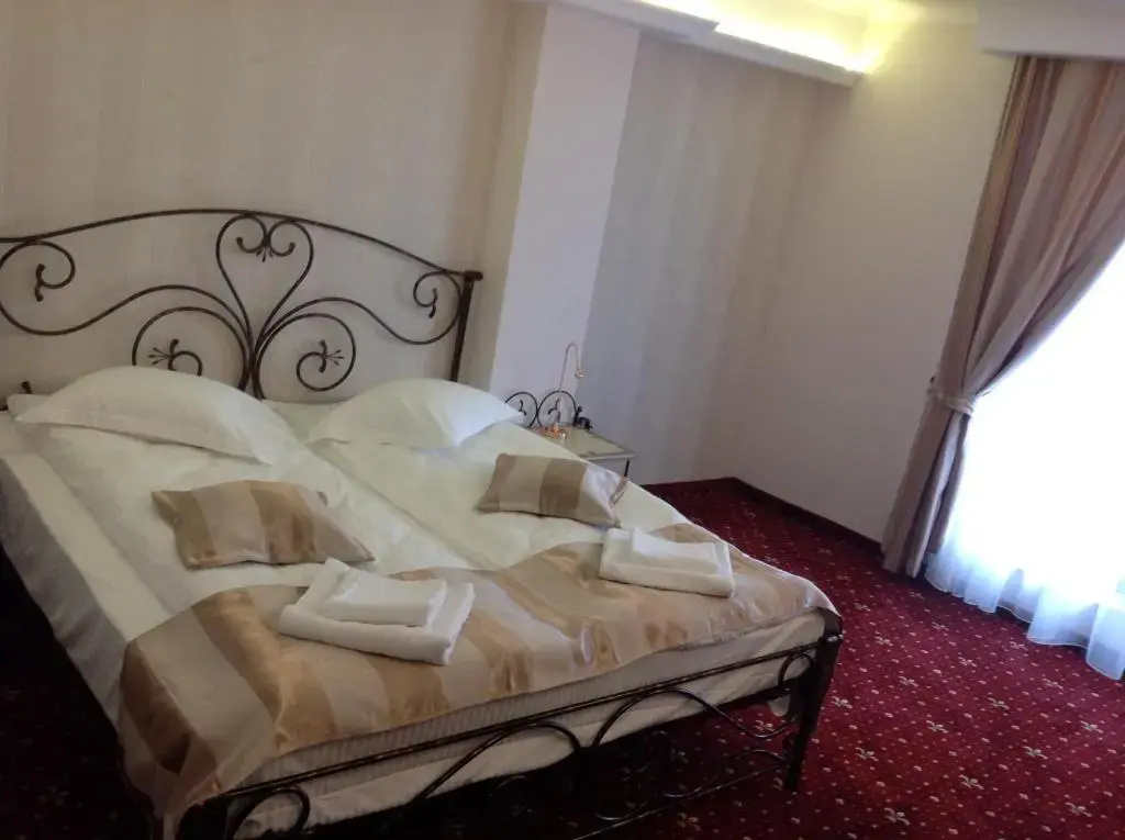 Deluxe Double room (full double bed)