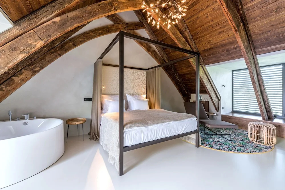 Standard Double room with lake view (full double bed)