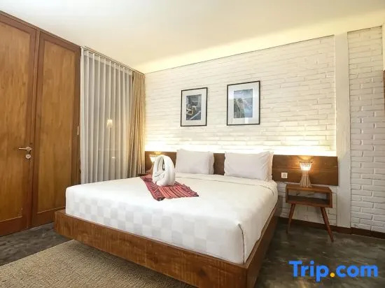 Deluxe room with pool view