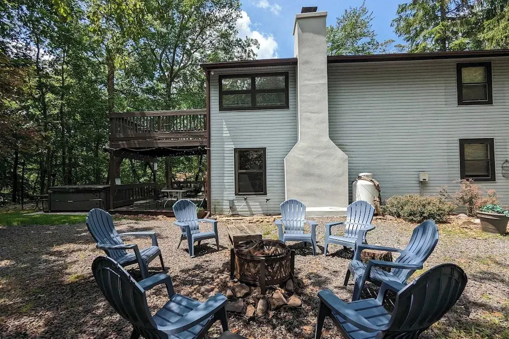 Harmony Cottage by Avantstay Lake Access, Hot Tub, Fire Pit, & Game Room