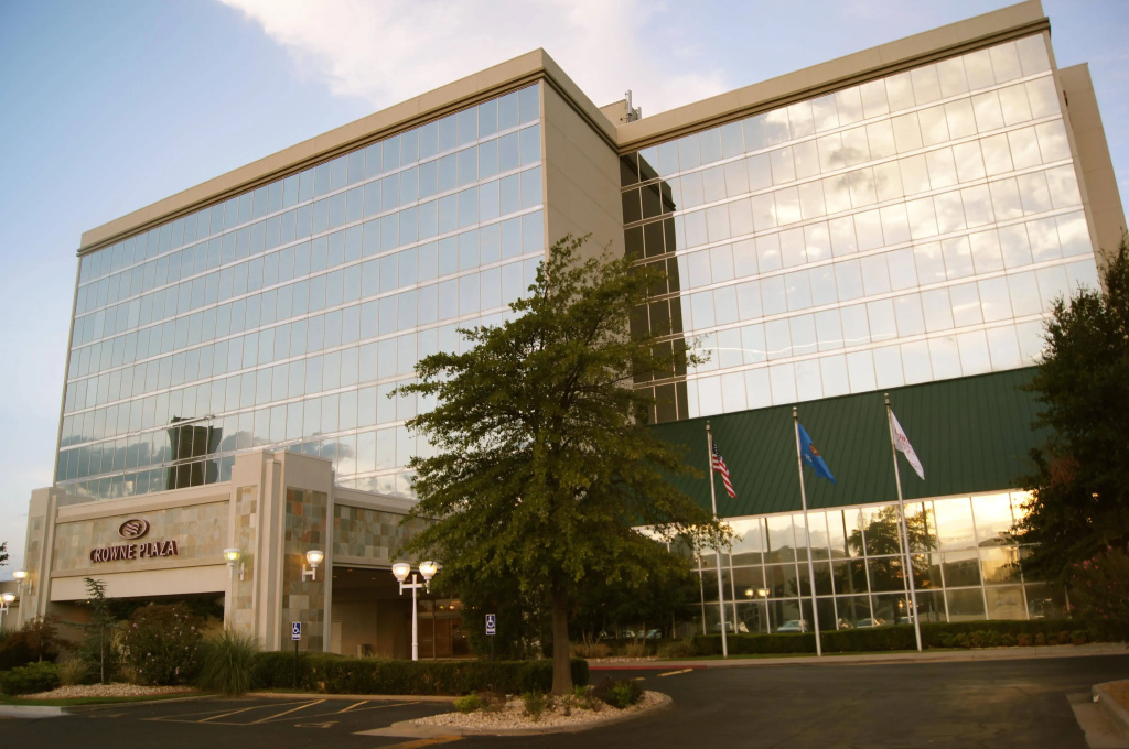 Crowne Plaza Tulsa - Southern Hills