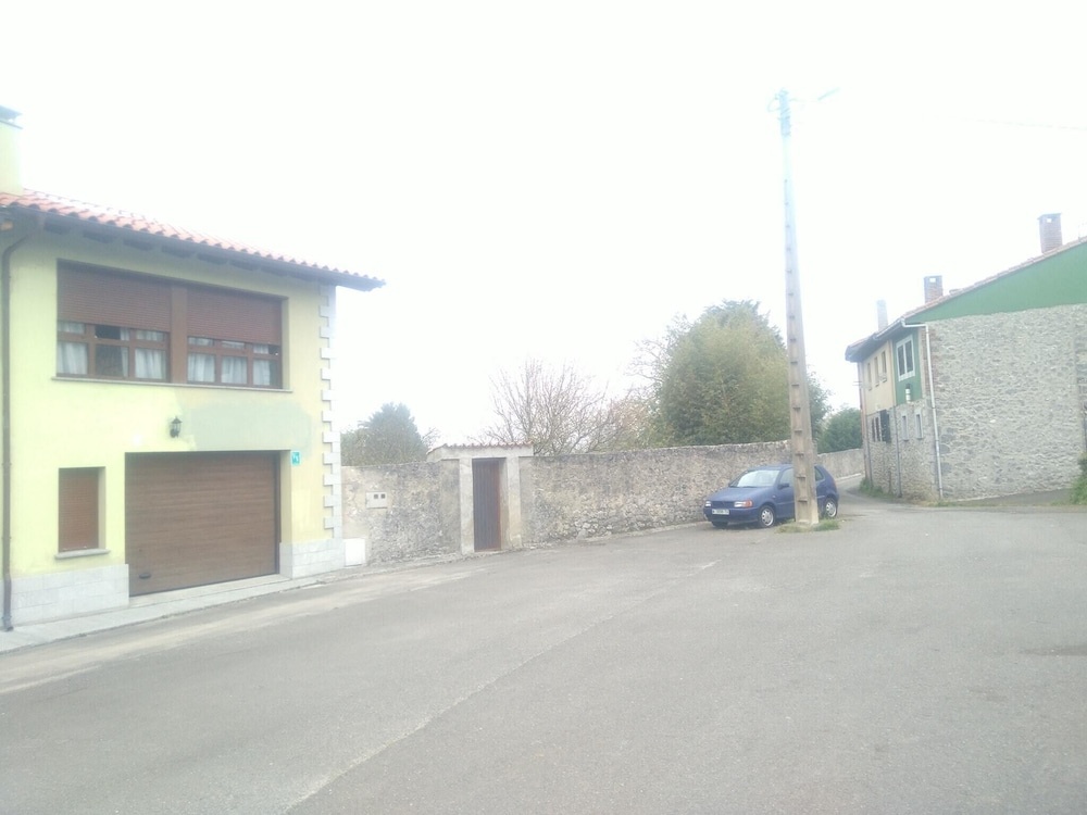 House With 2 Bedrooms in Póo, With Wonderful Mountain View and Enclosed Garden Near the Beach