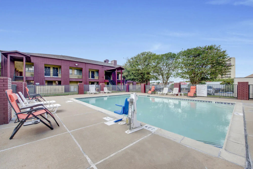 Days Inn by Wyndham College Station University Drive - 5