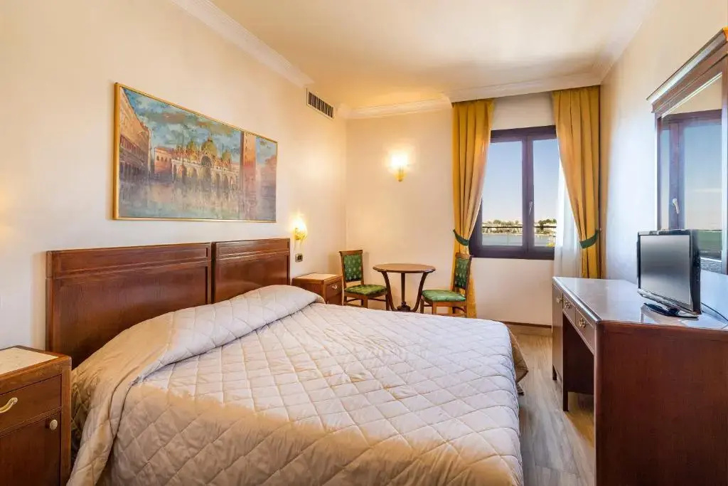Standard Double room with Direct View of the lagoon (full double bed)