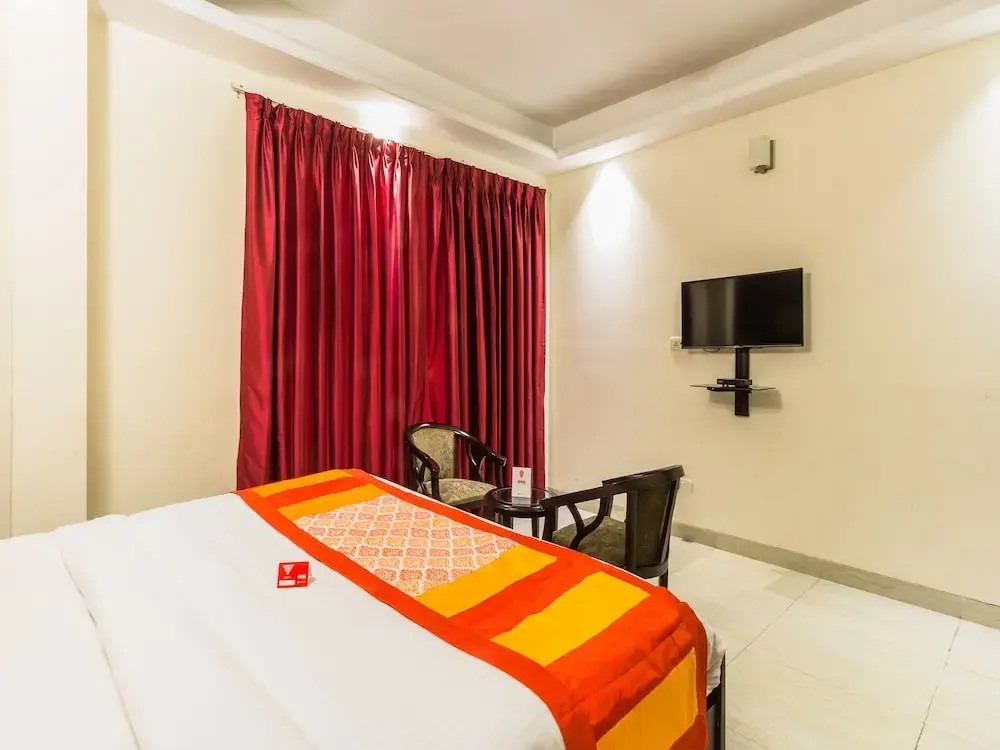 OYO 6796 Retreat Suites Inn