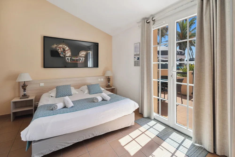 Standard Quadruple room with garden view