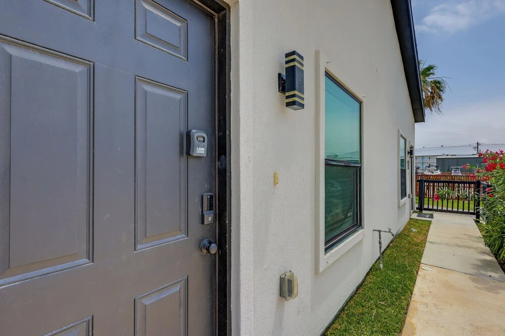 Beach Base for Groups! SPI Studio w/ Pool On-site