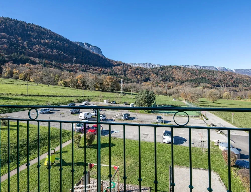 Large 8-person Apartment in Giez