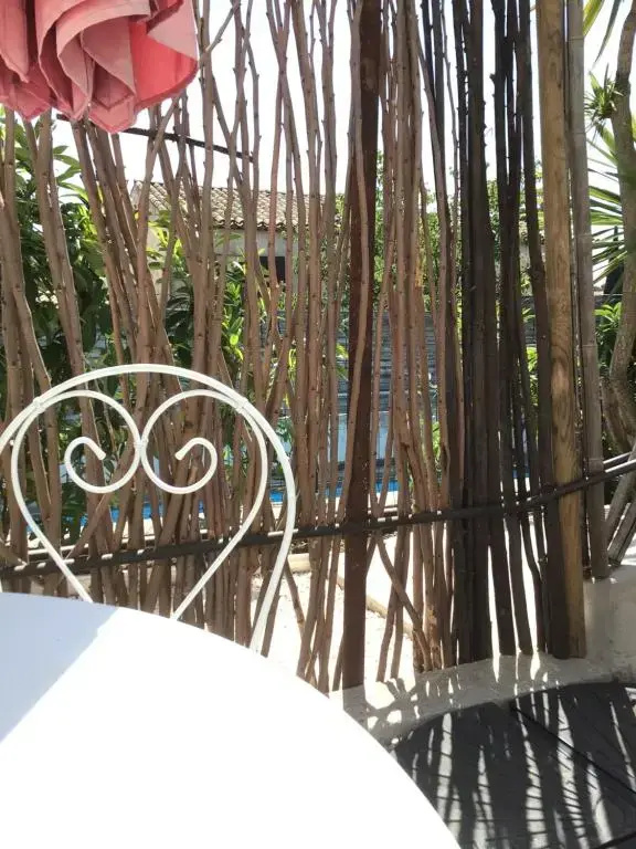 2 pièces rez-de-jardin dans maison avec piscine