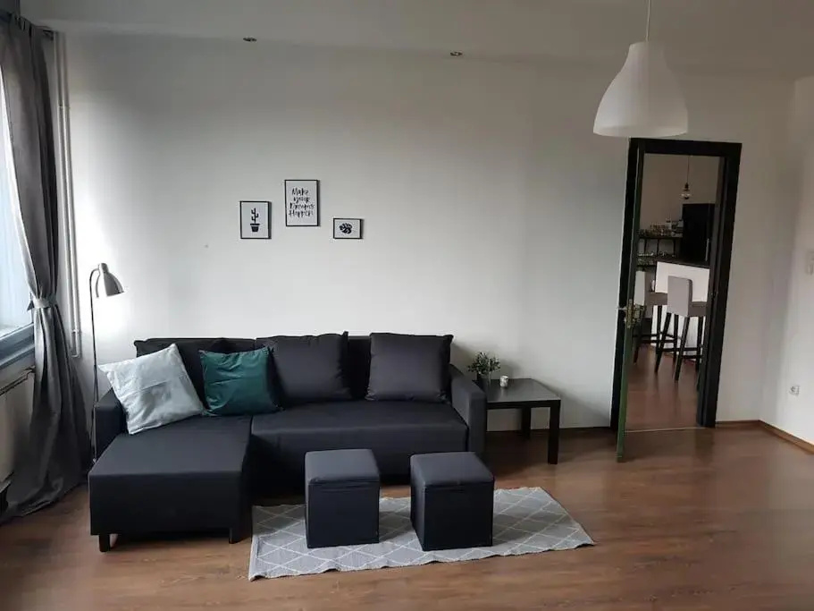 27 Shades of Green (4 bedroom 3 Bath Sunny Central)
