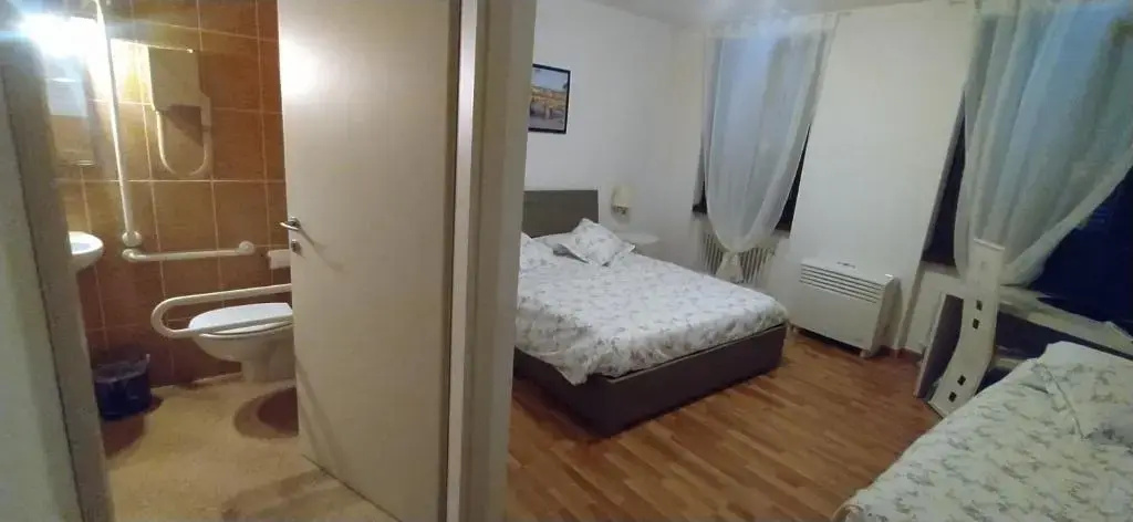 Standard Triple room