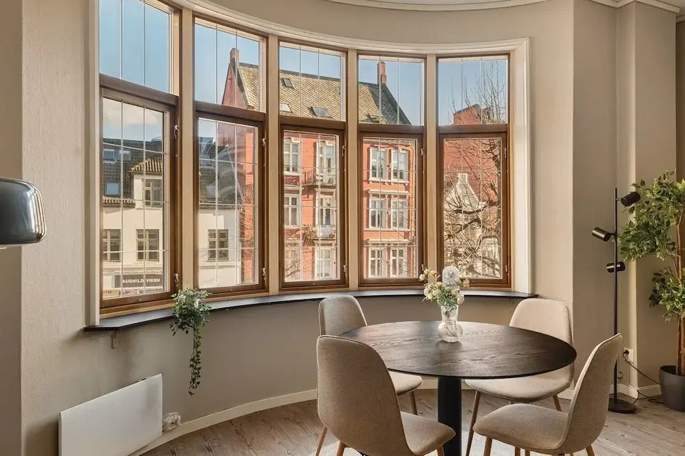 Fløyen Suites - Private Rooms I Location
