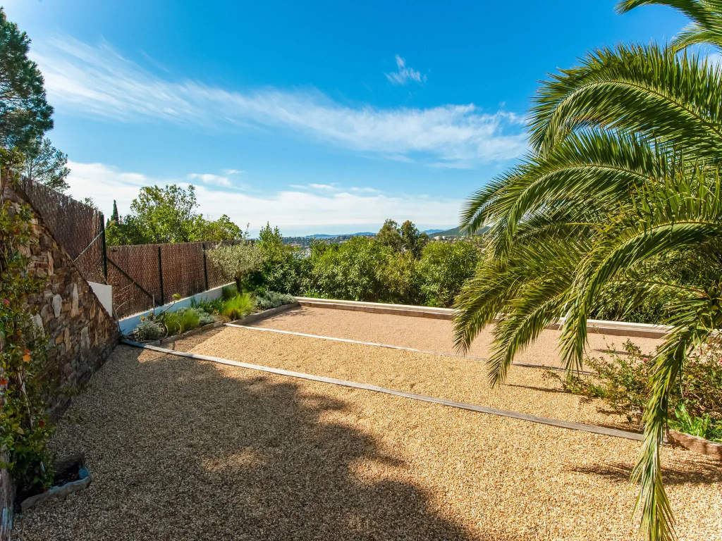 Villa in Cavalaire With Sea View & Pool