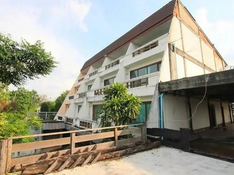 Baan Rim Nam Resort