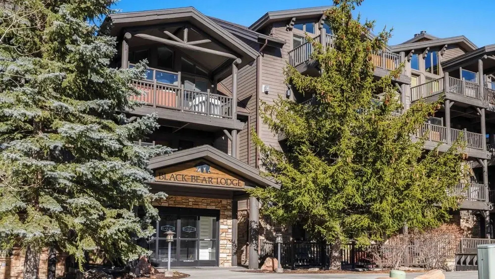 Mountain Charm, Stone Fireplace, Chef's Kitchen, & Balcony Cedar Ridge by Avantstay