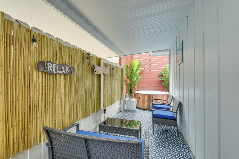 Fort Walton Beach Cottage w/ Hot Tub & Patio!