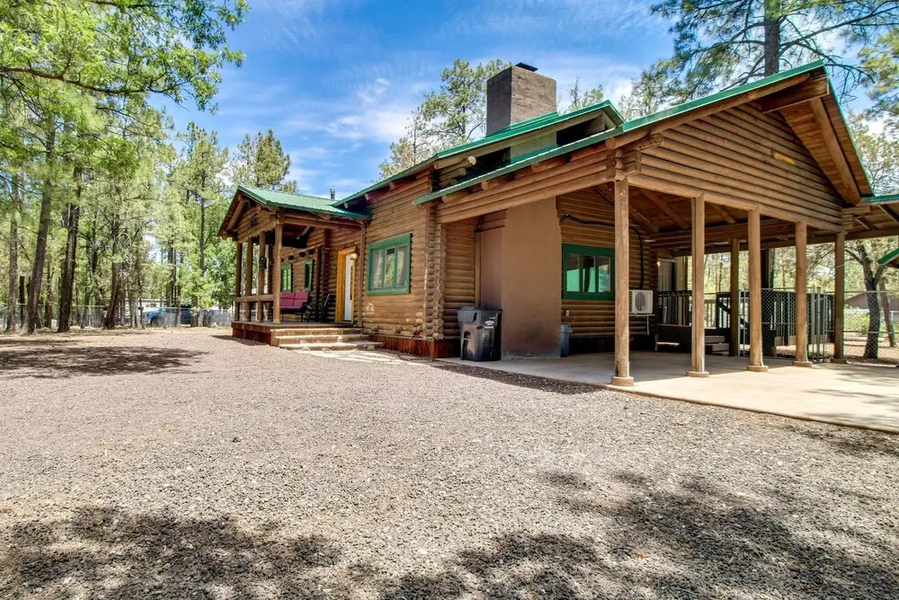 Cozy Log Cabin on 1/2 Acre in Lakeside!