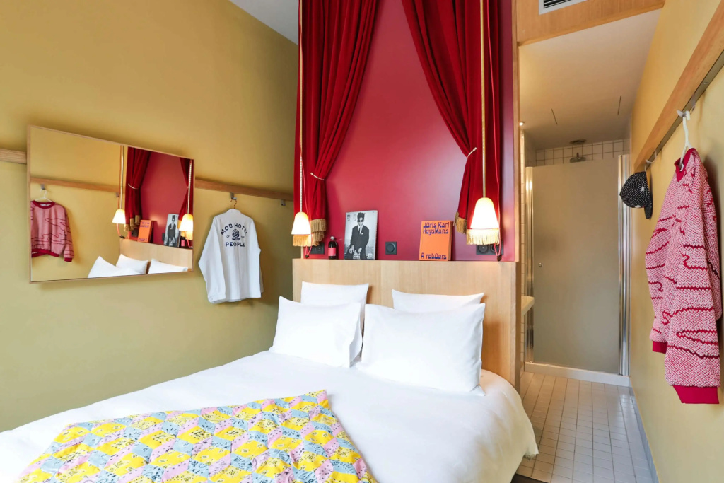 Отель Mob Hotel Paris les Puces в Сент-Уэн-сюр-Сене