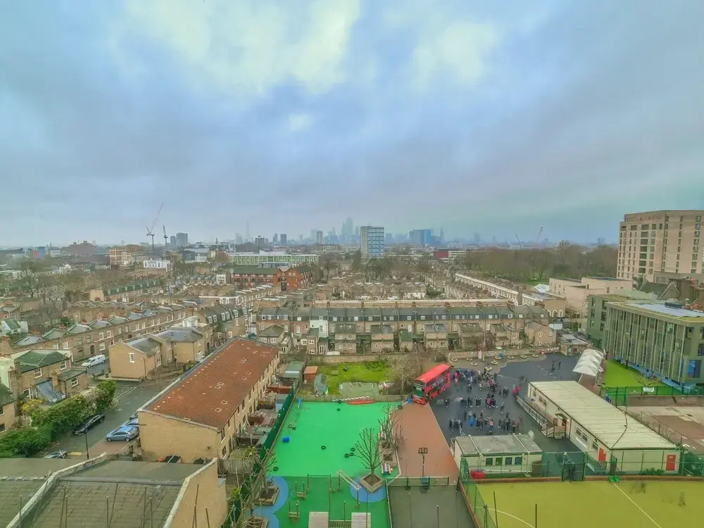 1 BR Limehouse Flat With Stunning Views of London!